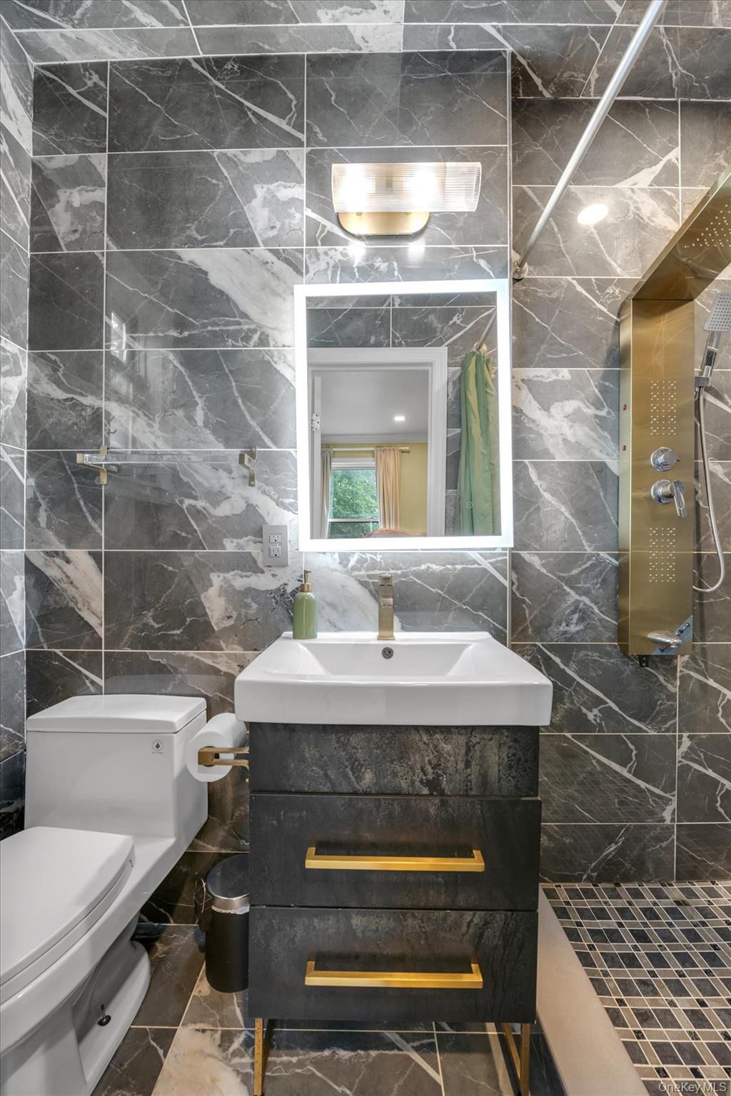 284 Central Avenue # A4, Lawrence, NY 11559