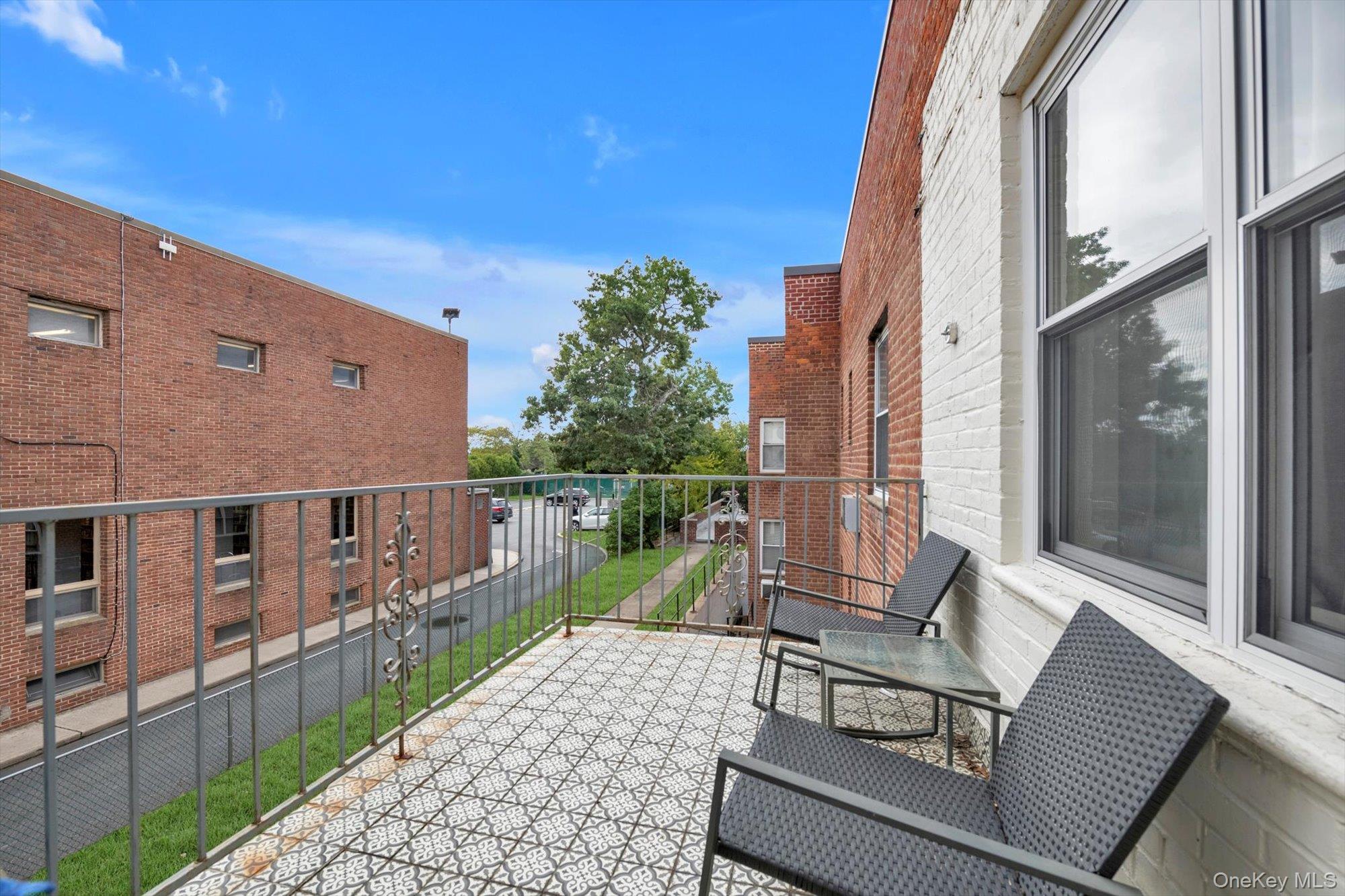 284 Central Avenue # A4, Lawrence, NY 11559