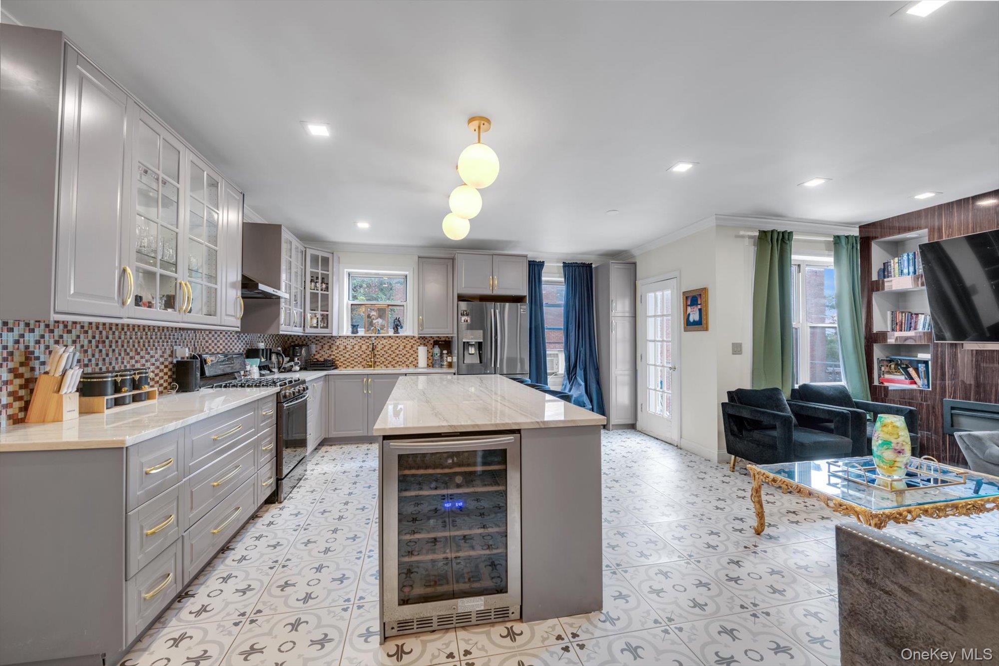 284 Central Avenue # A4, Lawrence, NY 11559