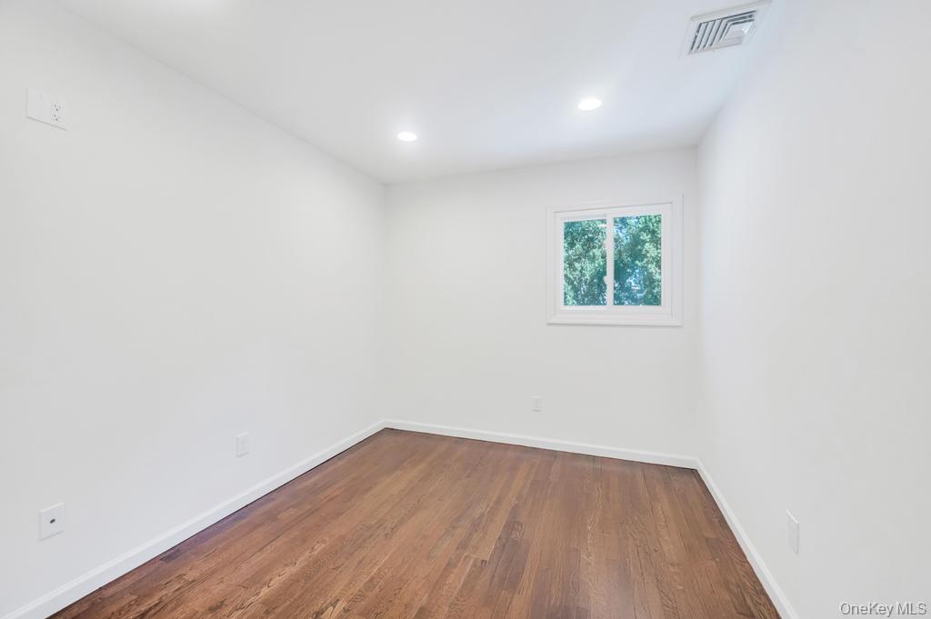 23 Avenue I, Farmingdale, NY 11735