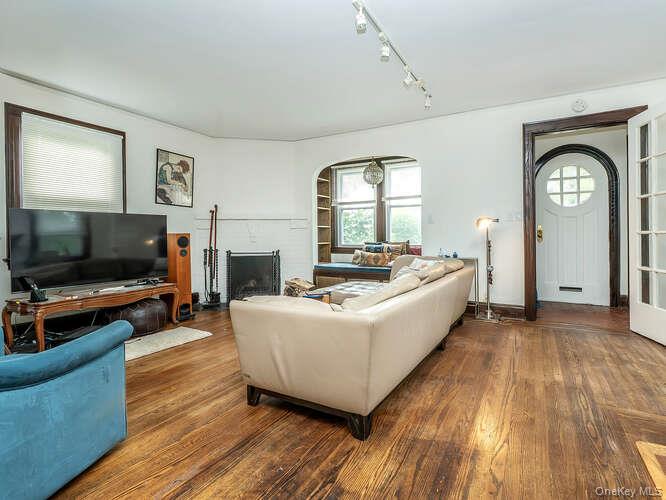 6 4th Road, Great Neck, NY 11021