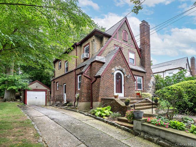 6 4th Road, Great Neck, NY 11021