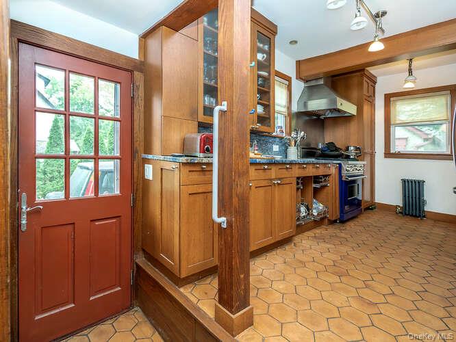 6 4th Road, Great Neck, NY 11021