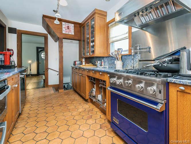 6 4th Road, Great Neck, NY 11021