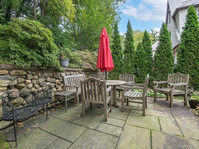 6 4th Road, Great Neck, NY 11021