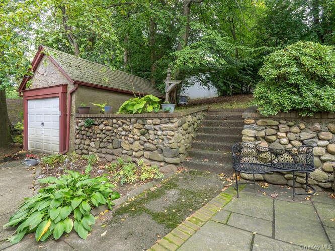 6 4th Road, Great Neck, NY 11021