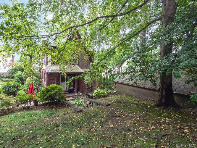 6 4th Road, Great Neck, NY 11021