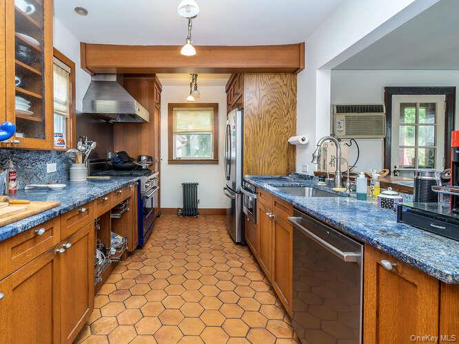 6 4th Road, Great Neck, NY 11021