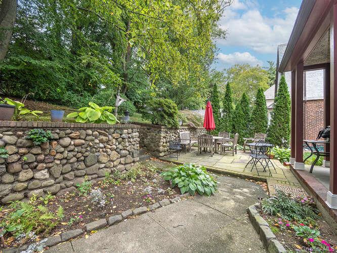 6 4th Road, Great Neck, NY 11021