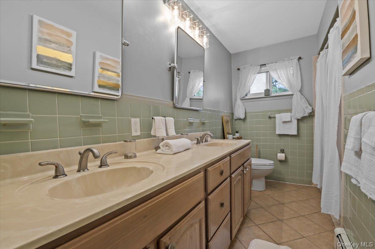 7 Bennett Court, Copiague, NY 11726