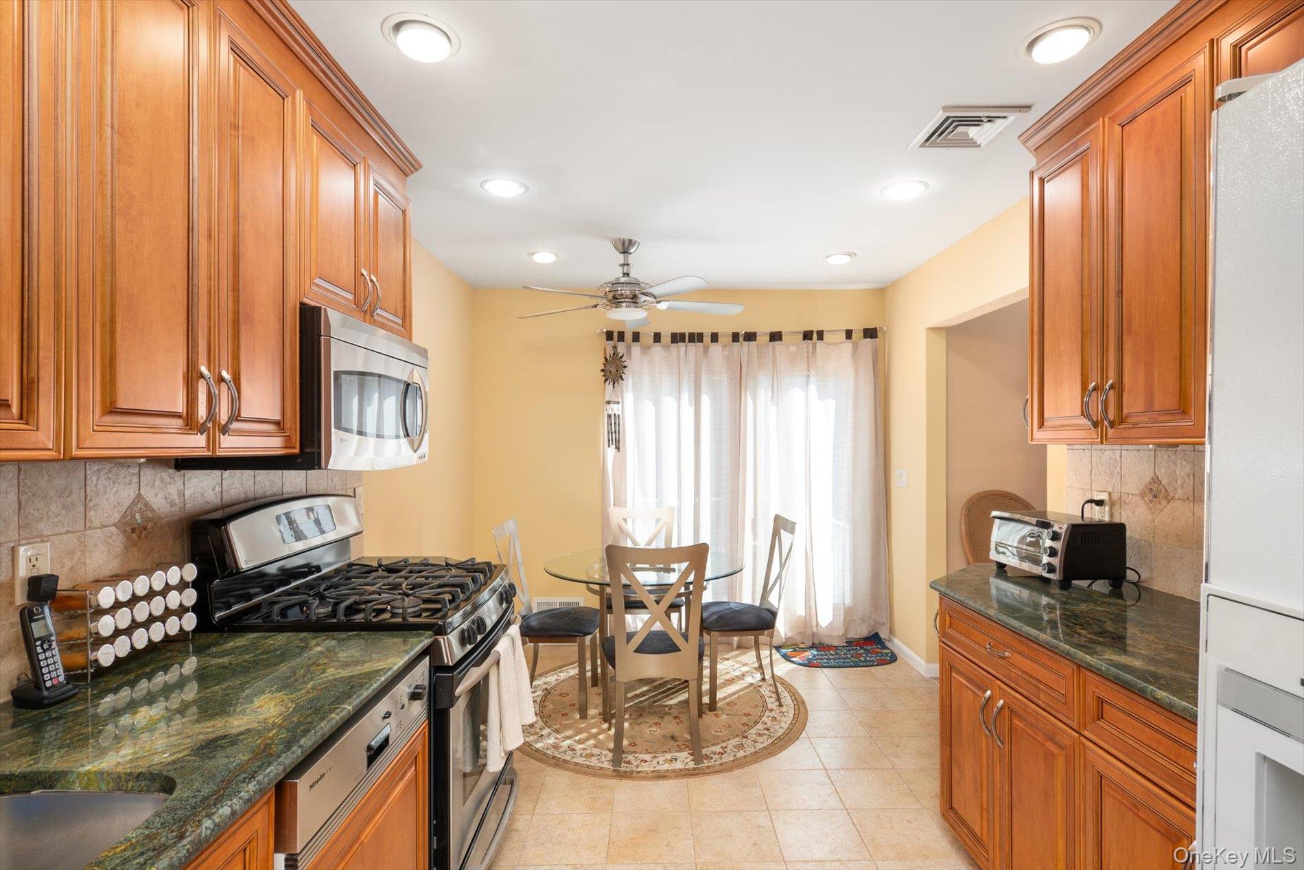 33 W End Avenue, Massapequa, NY 11758