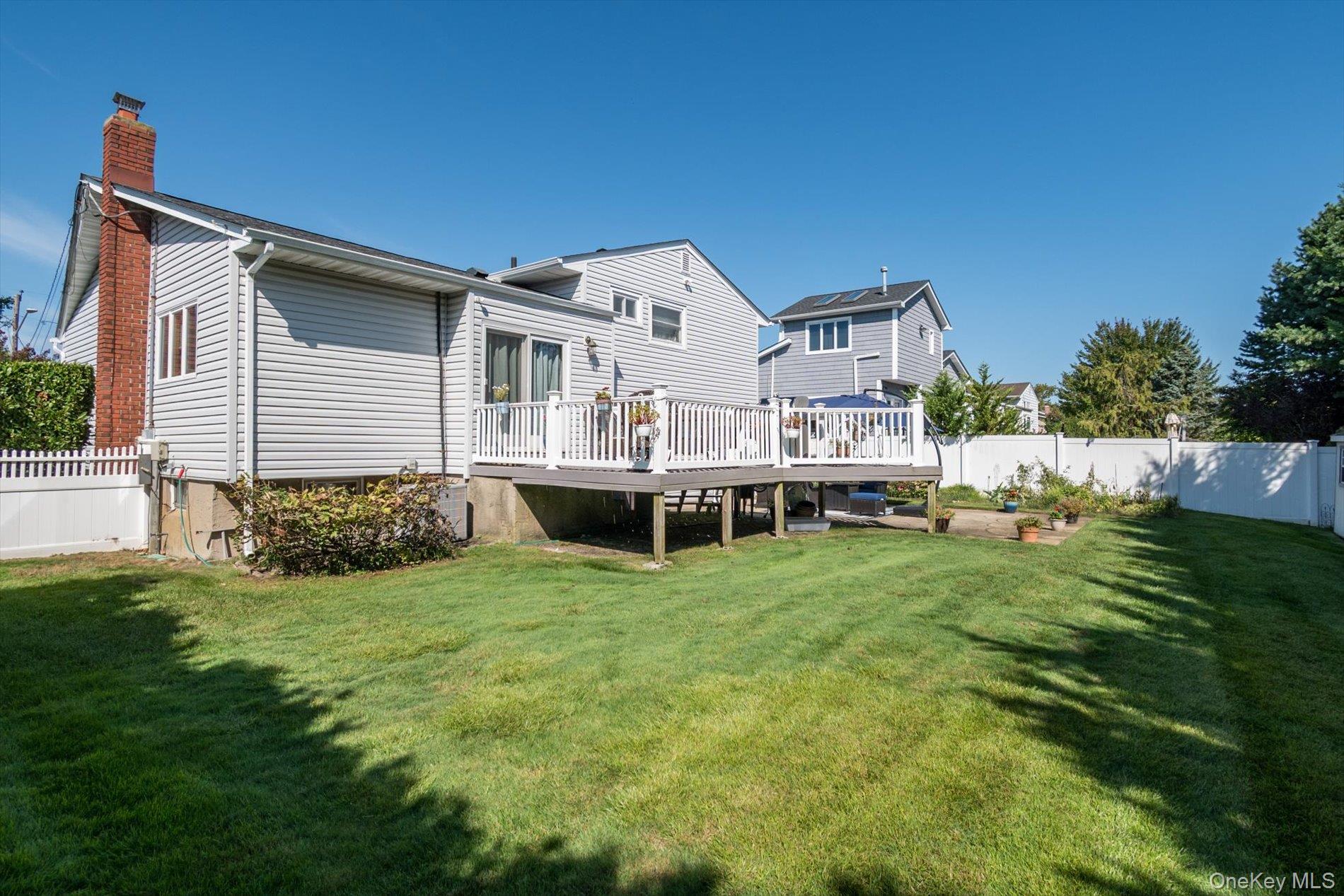 33 W End Avenue, Massapequa, NY 11758