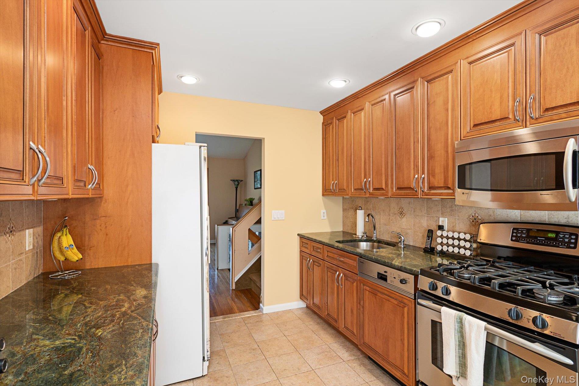 33 W End Avenue, Massapequa, NY 11758