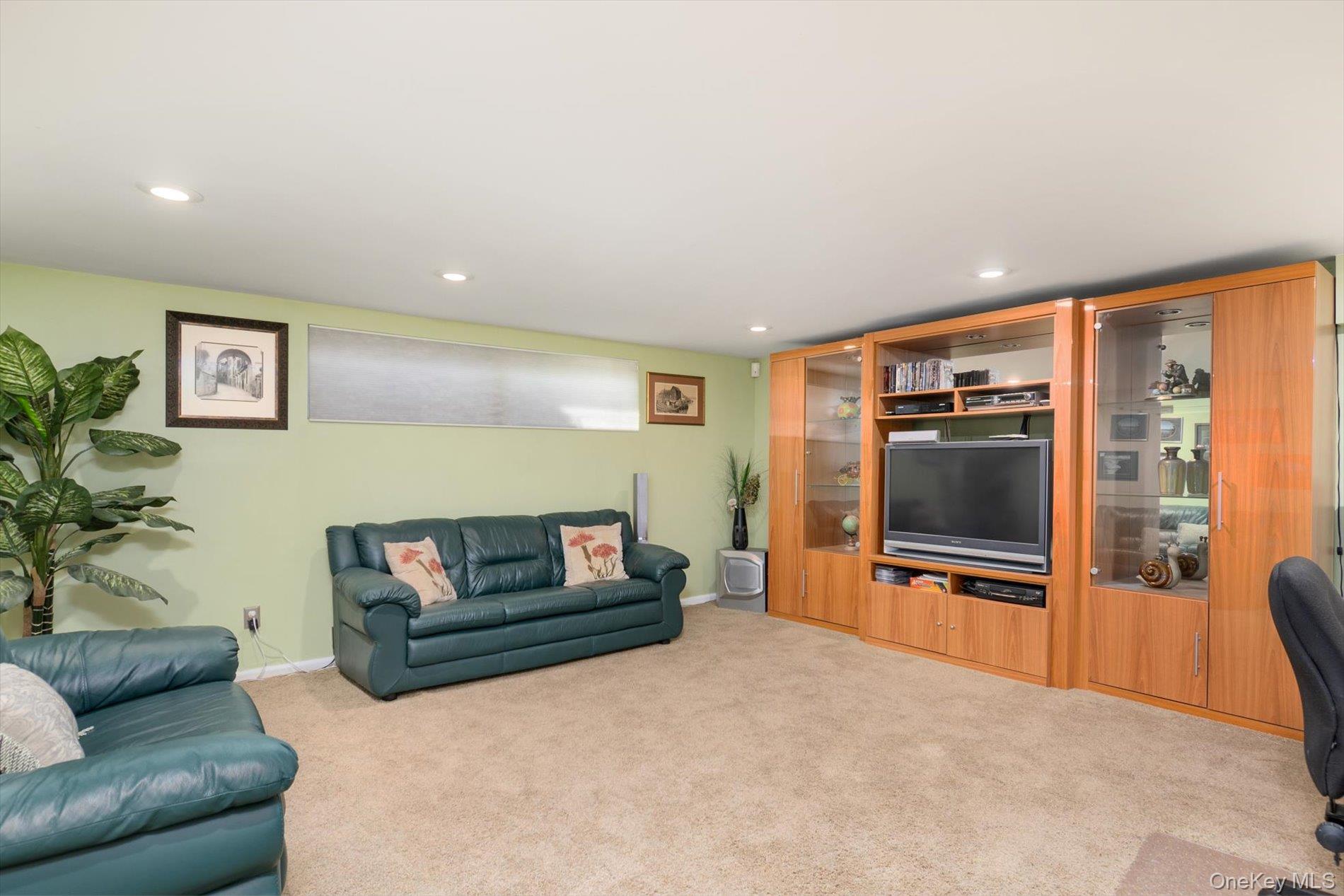 33 W End Avenue, Massapequa, NY 11758