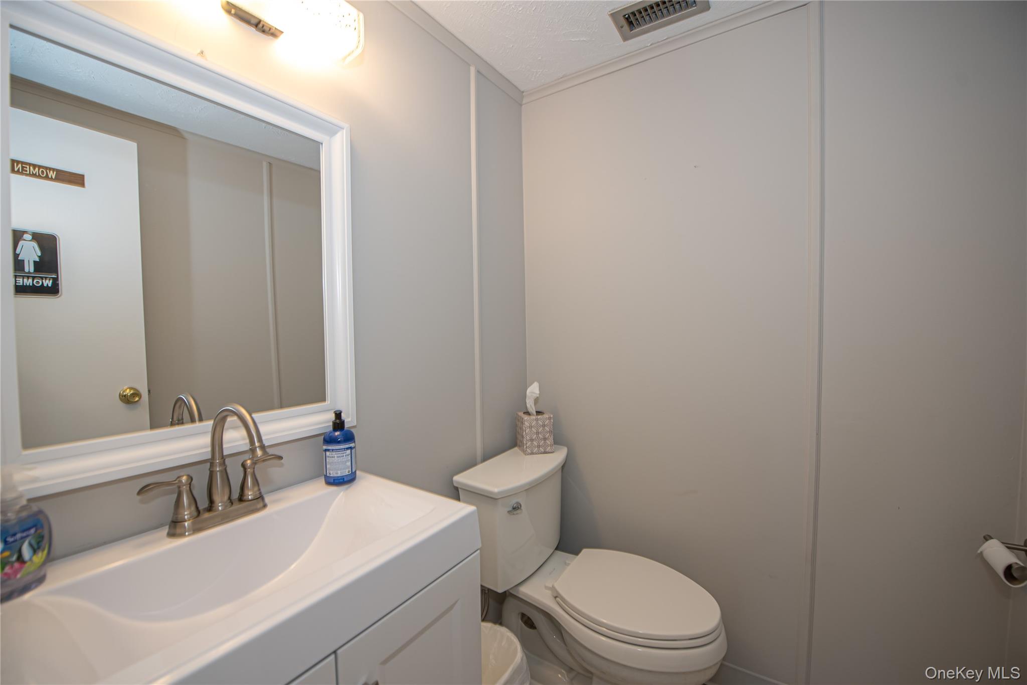 206 E Main Street # Upper Right, Babylon, NY 11702