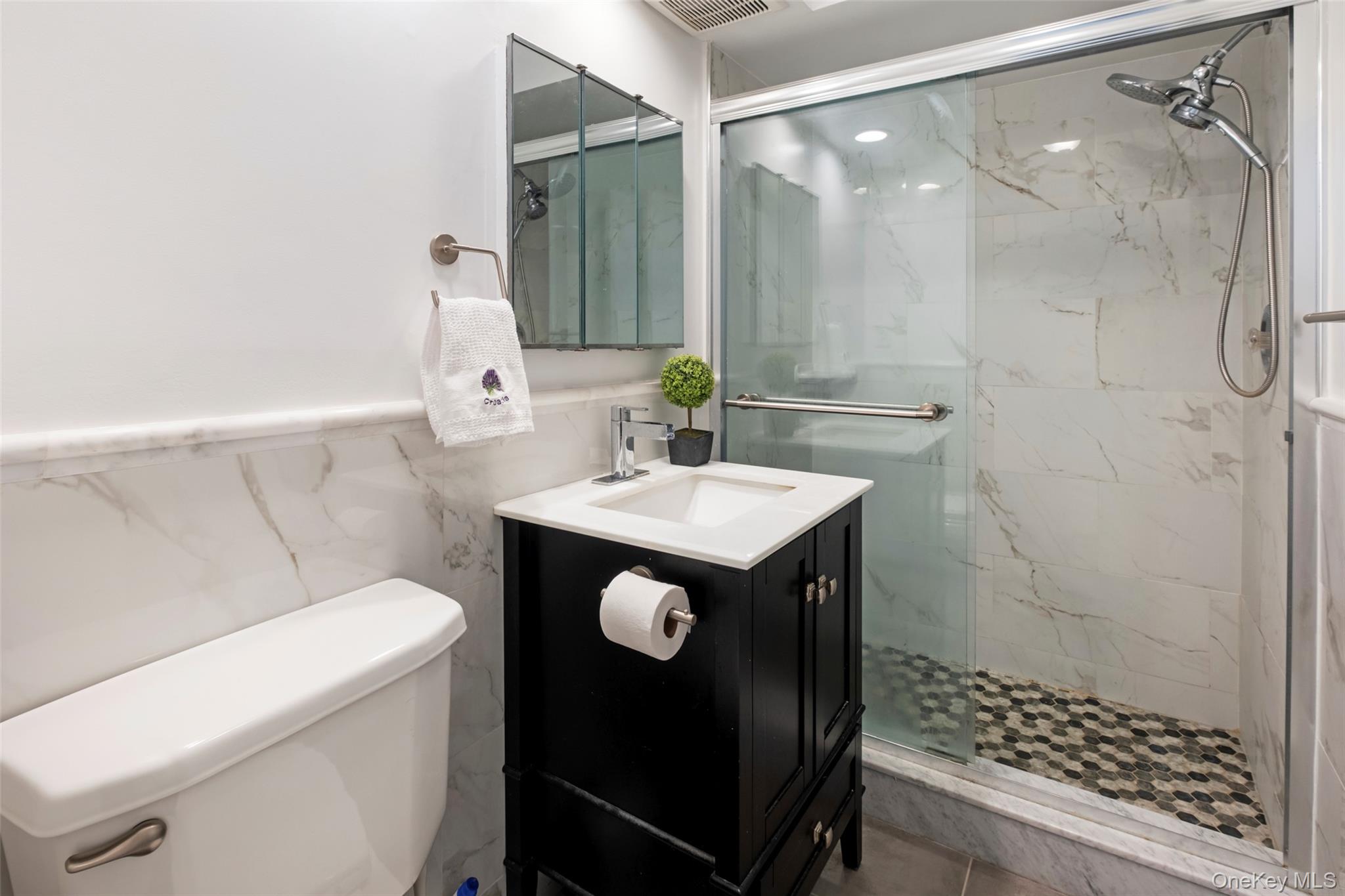 21 Canterbury Road # 6, Great Neck, NY 11021