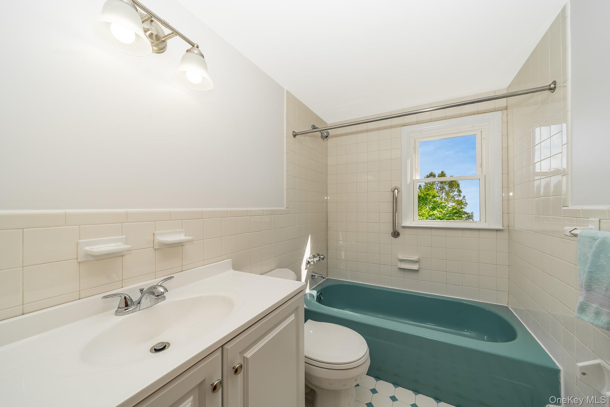 558 N Hawthorne Street, Massapequa, NY 11758