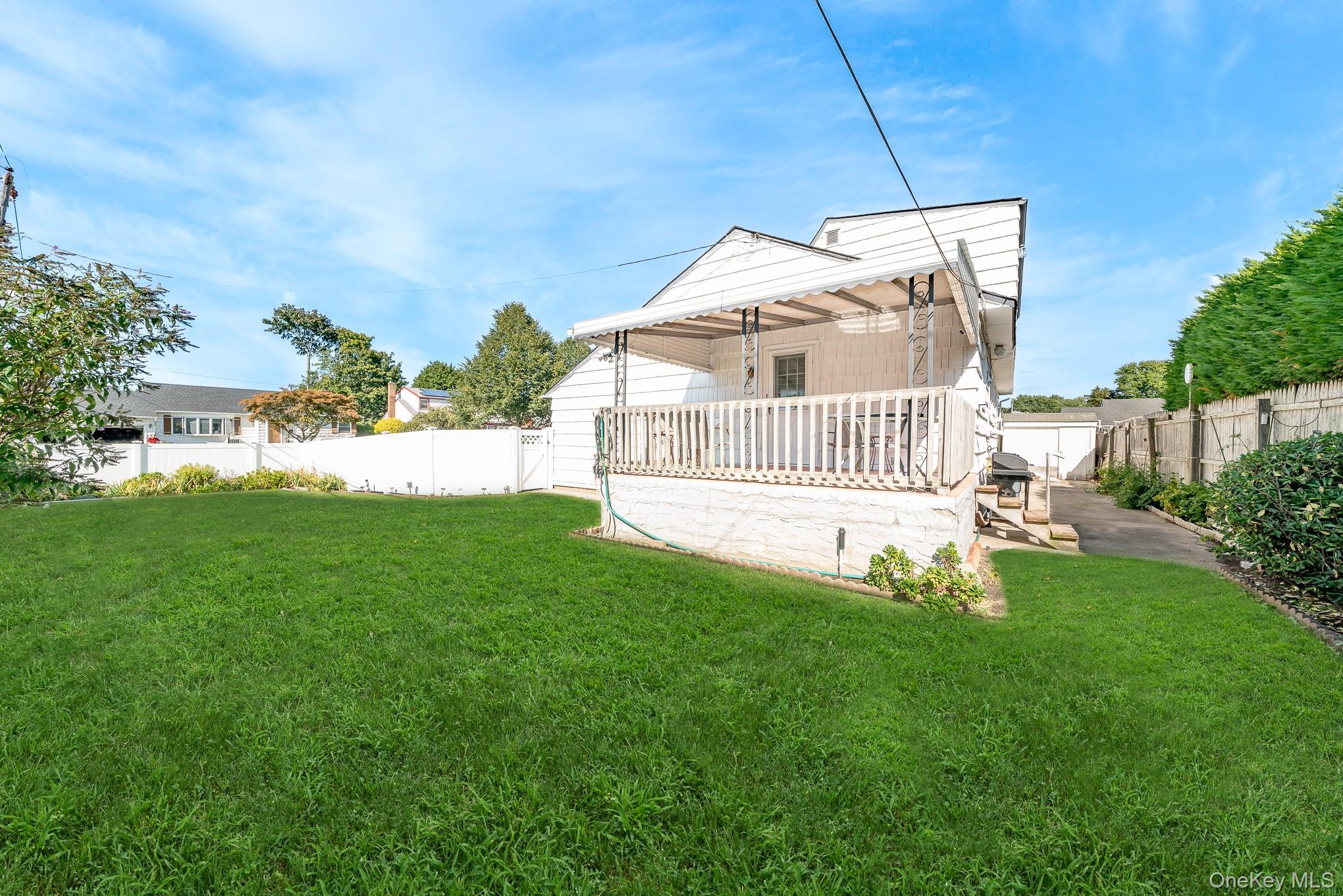 558 N Hawthorne Street, Massapequa, NY 11758