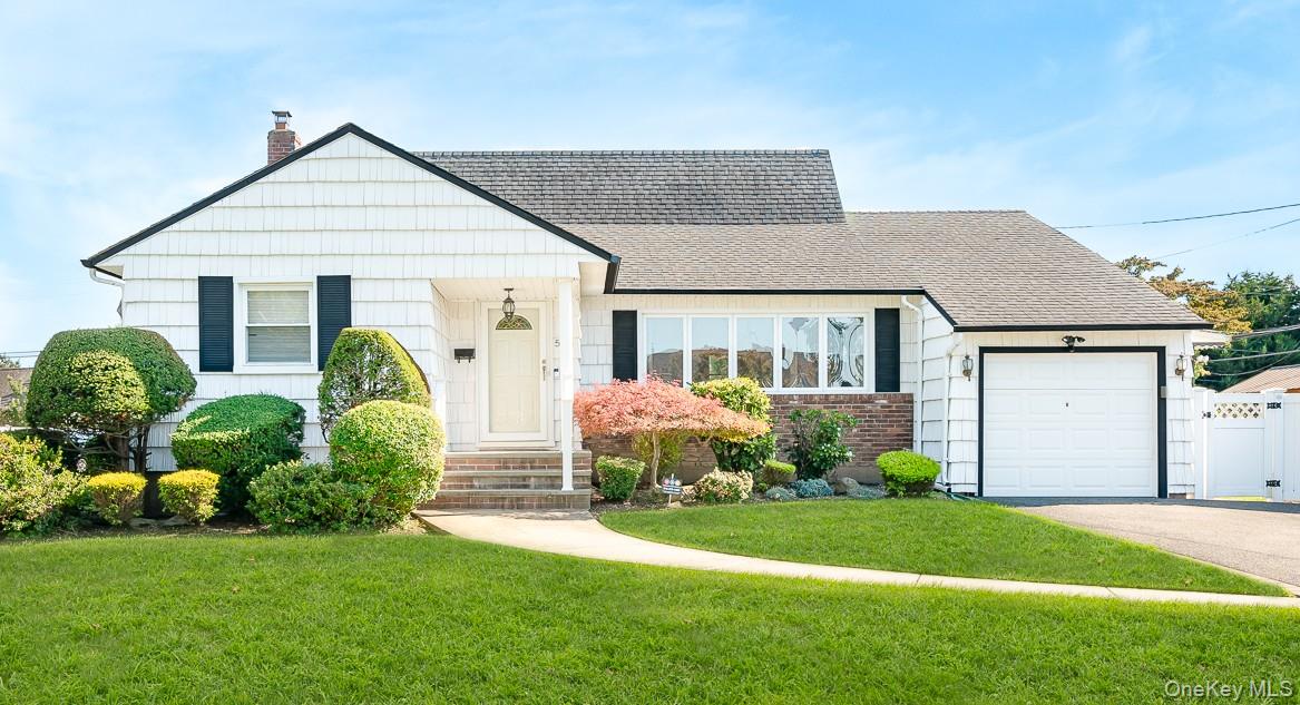 558 N Hawthorne Street, Massapequa, NY 11758