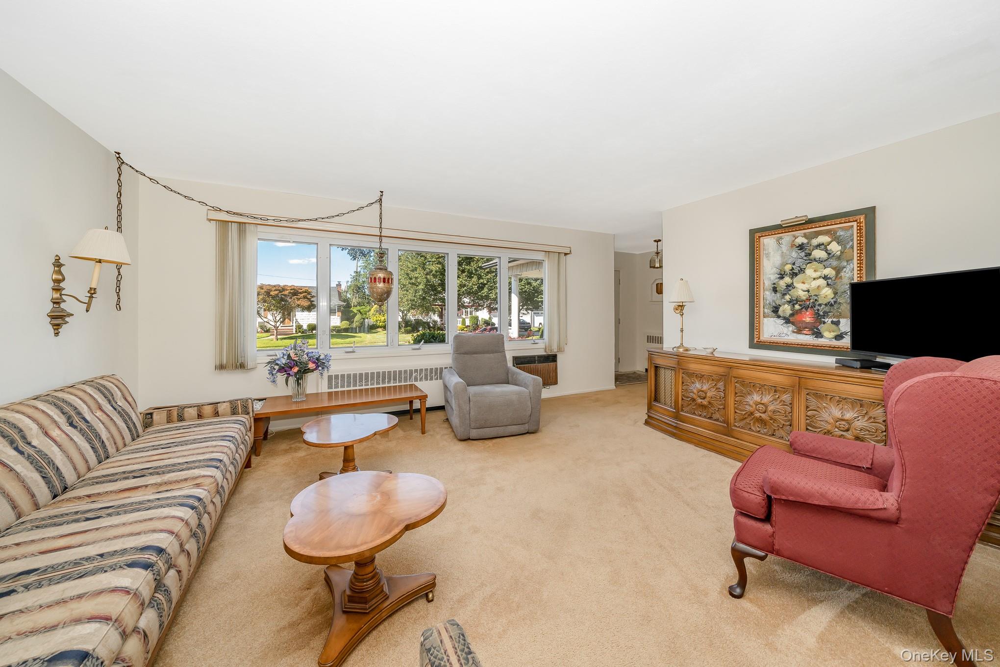 558 N Hawthorne Street, Massapequa, NY 11758