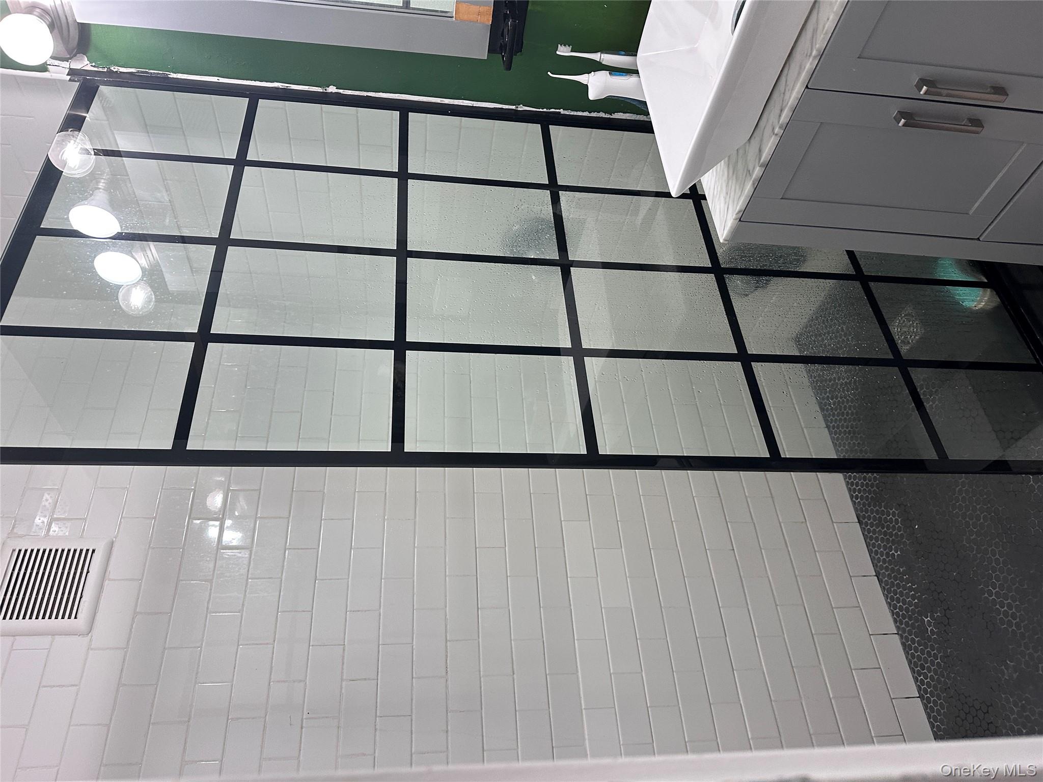 250 W Merrick Road # 2F, Freeport, NY 11520