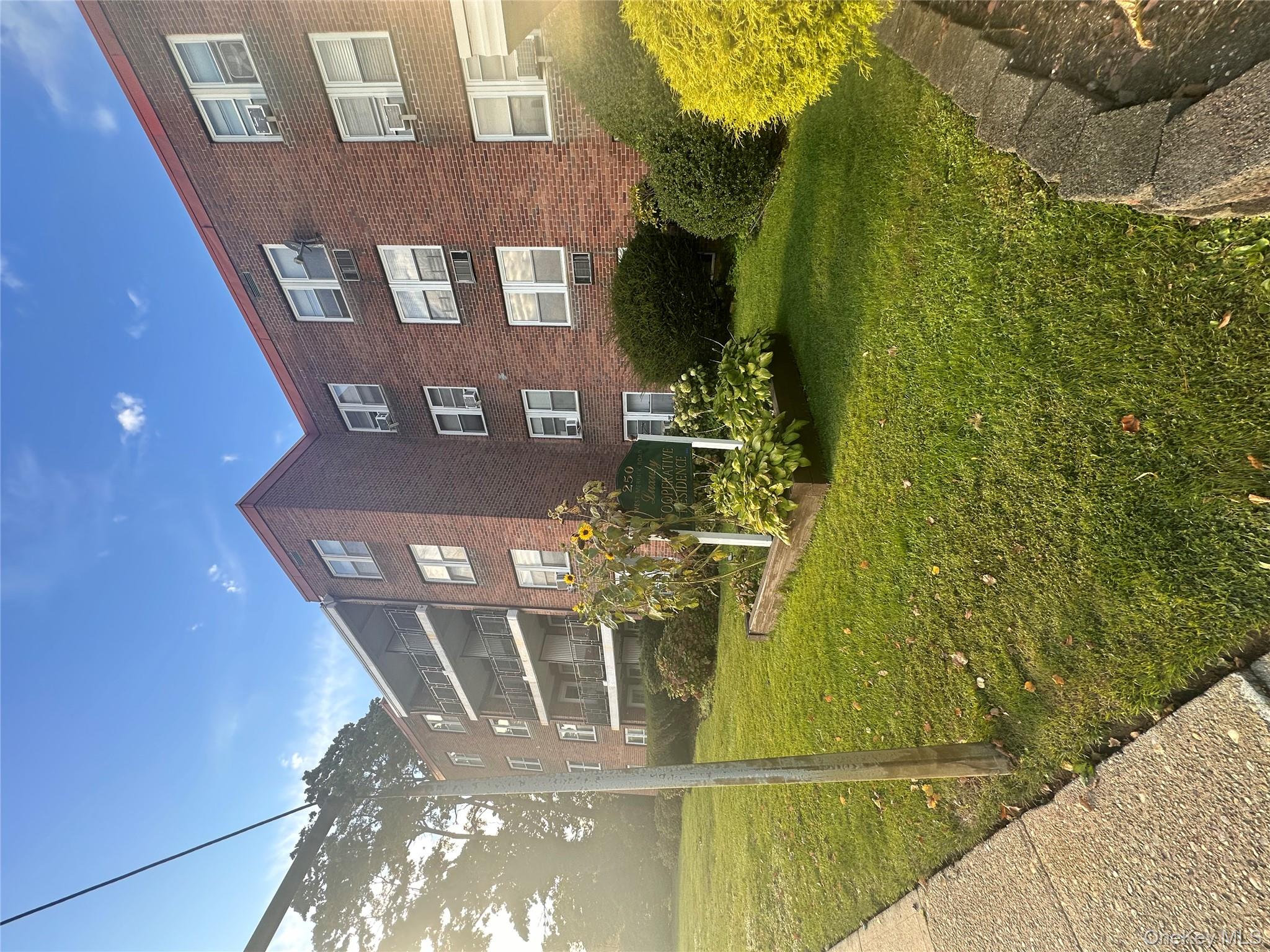 250 W Merrick Road # 2F, Freeport, NY 11520