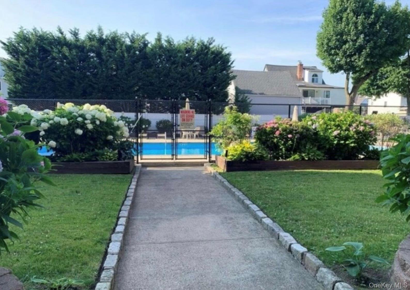 250 W Merrick Road # 2F, Freeport, NY 11520