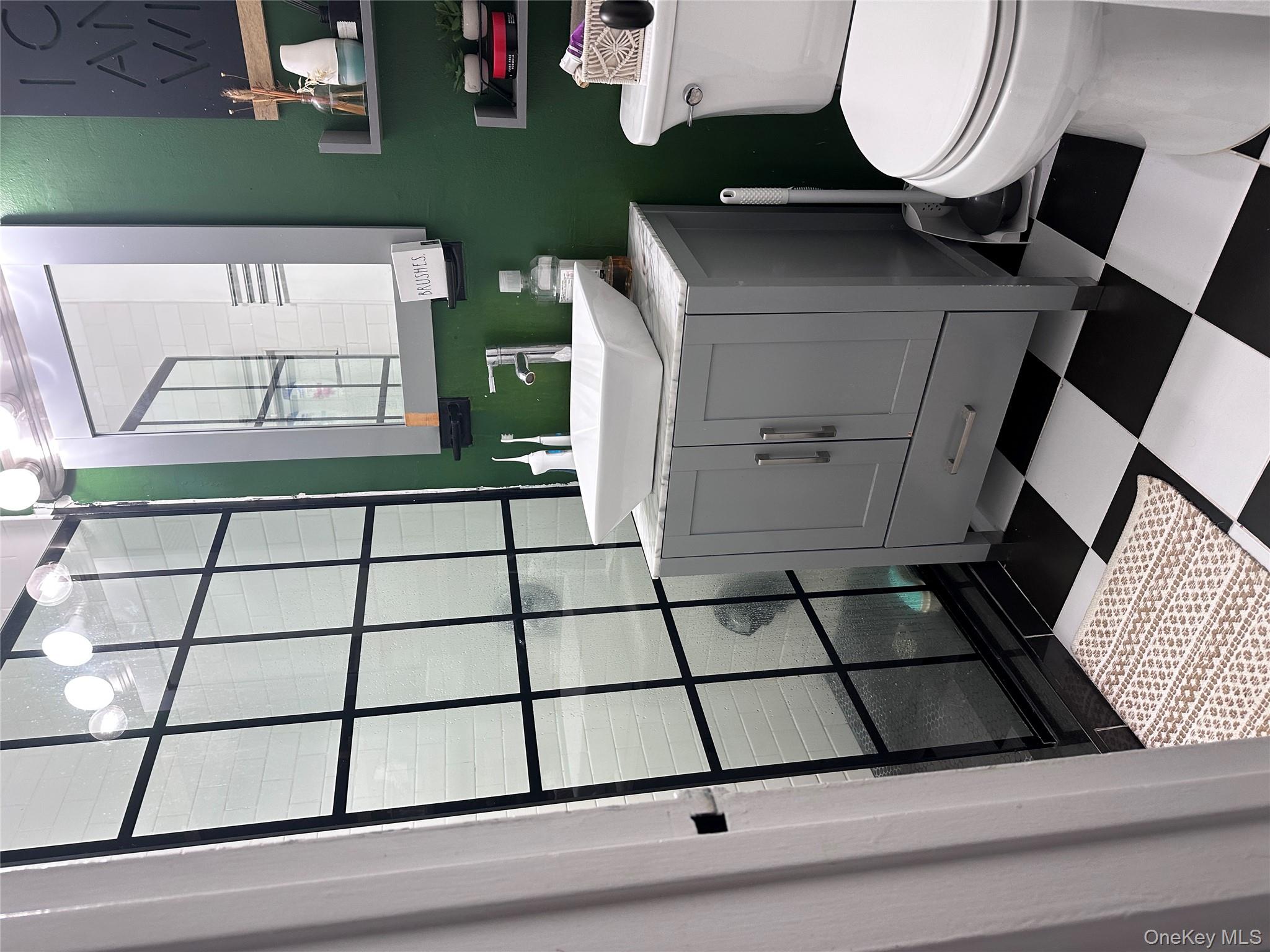 250 W Merrick Road # 2F, Freeport, NY 11520