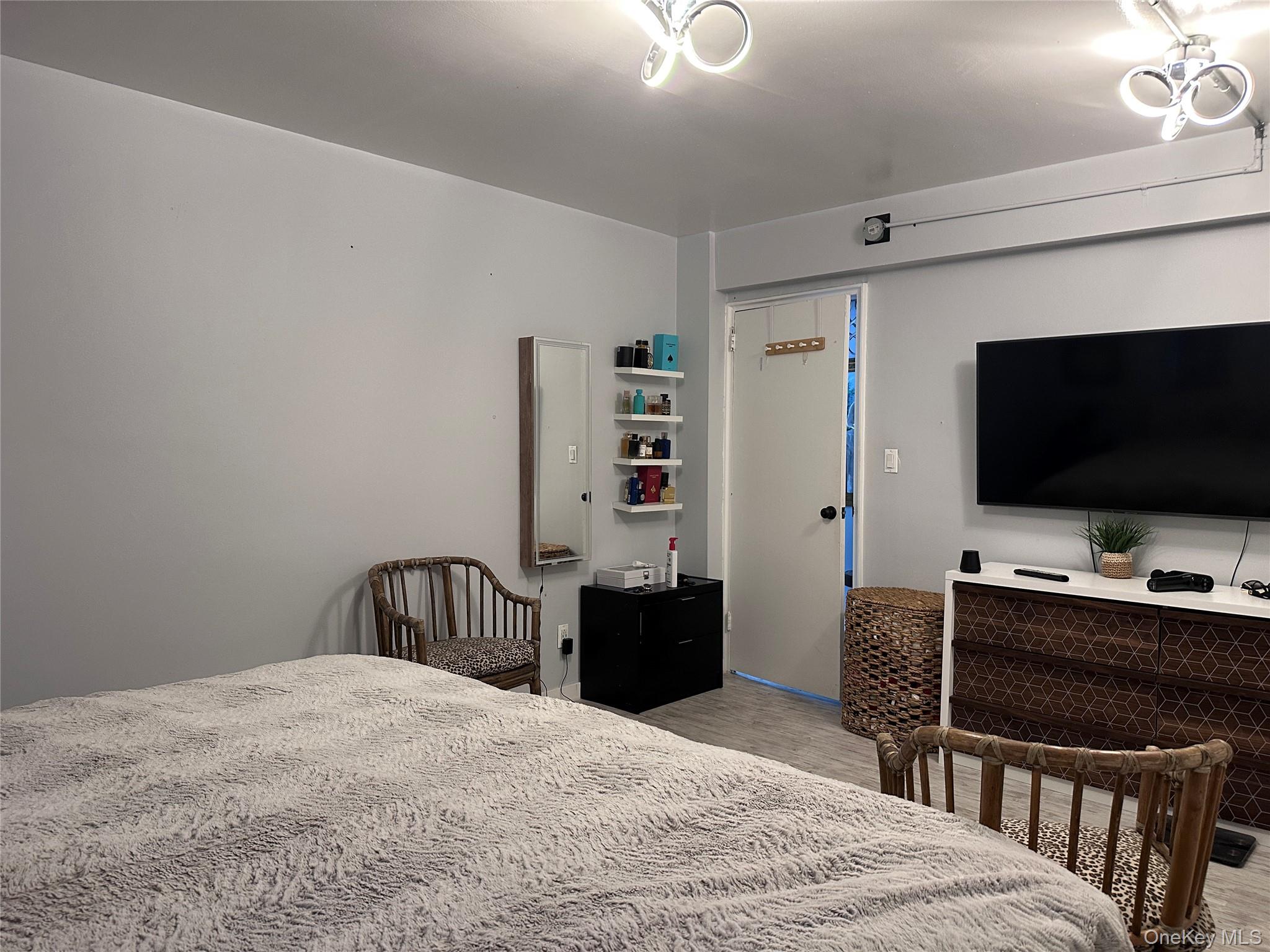 250 W Merrick Road # 2F, Freeport, NY 11520