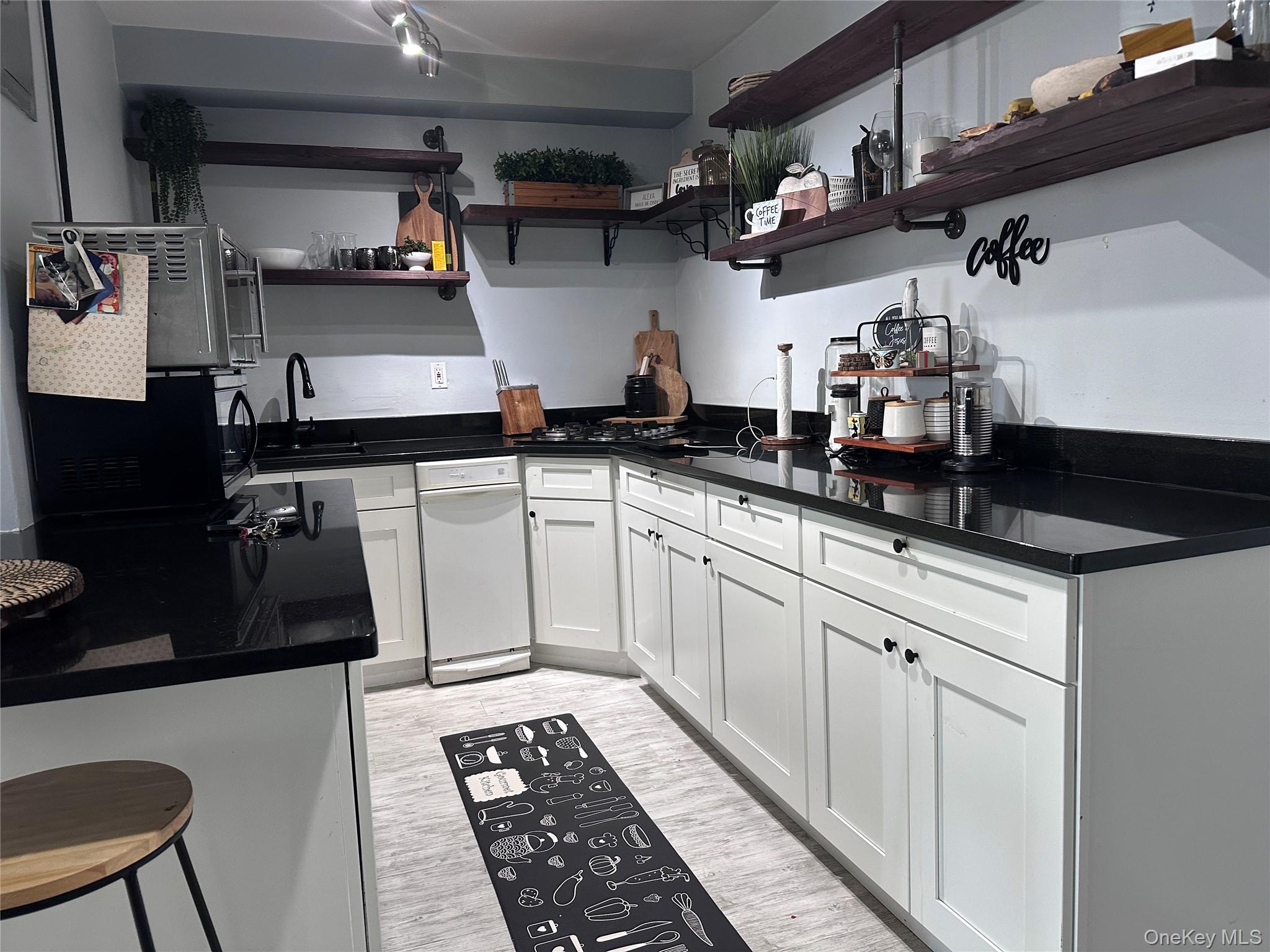 250 W Merrick Road # 2F, Freeport, NY 11520