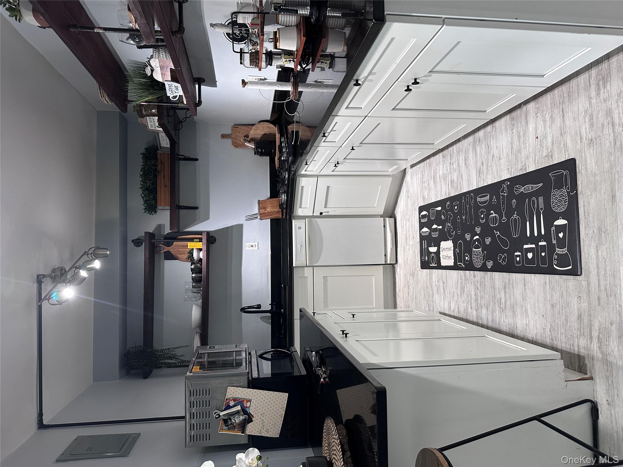 250 W Merrick Road # 2F, Freeport, NY 11520