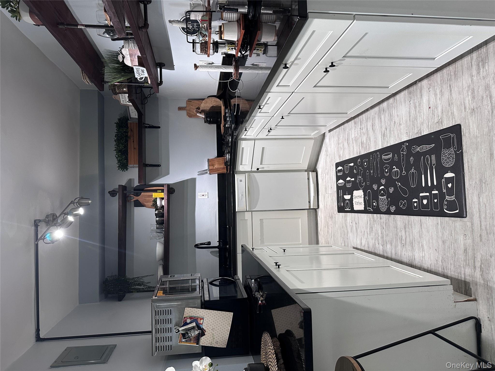 250 W Merrick Road # 2F, Freeport, NY 11520