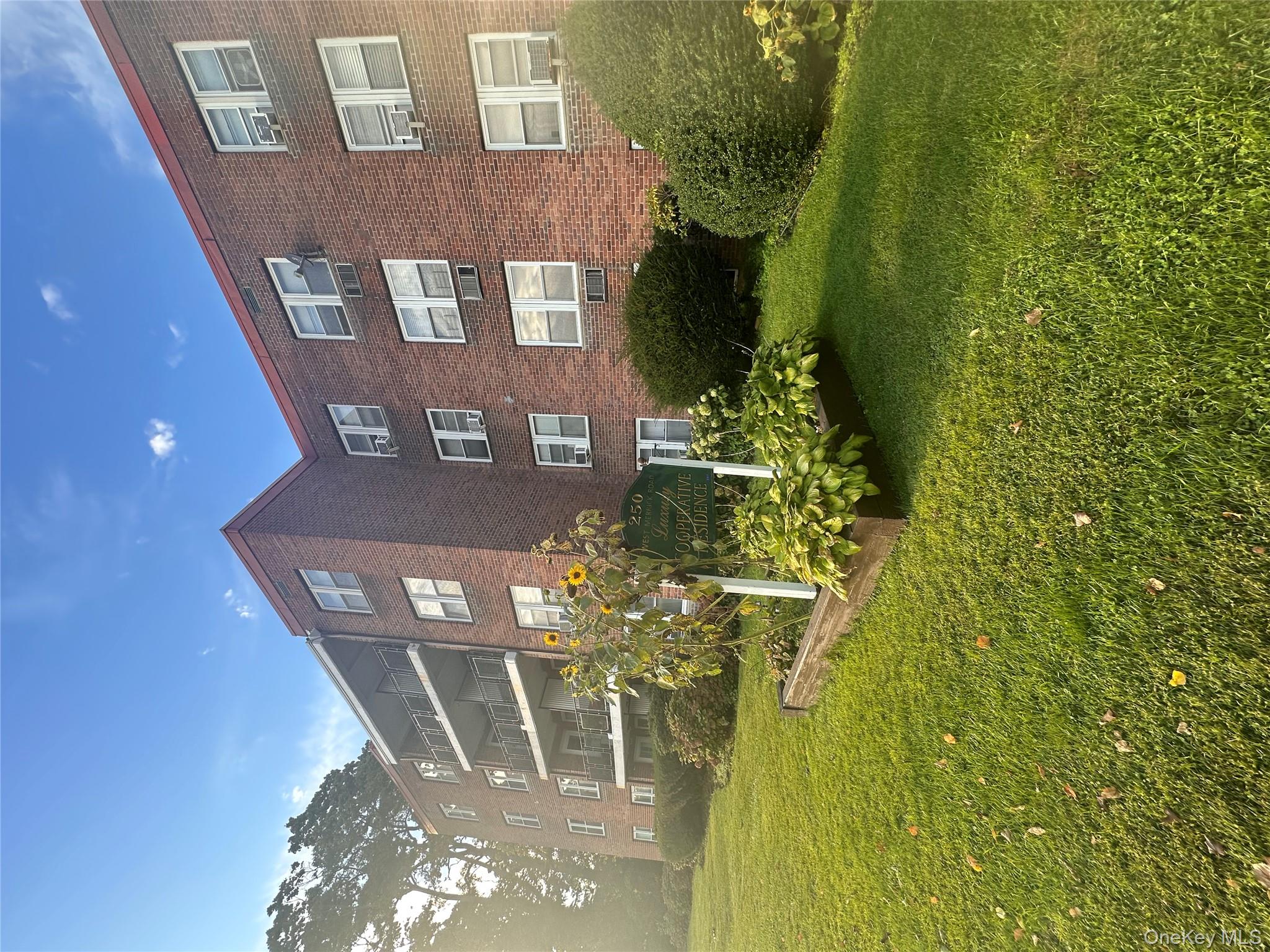 250 W Merrick Road # 2F, Freeport, NY 11520