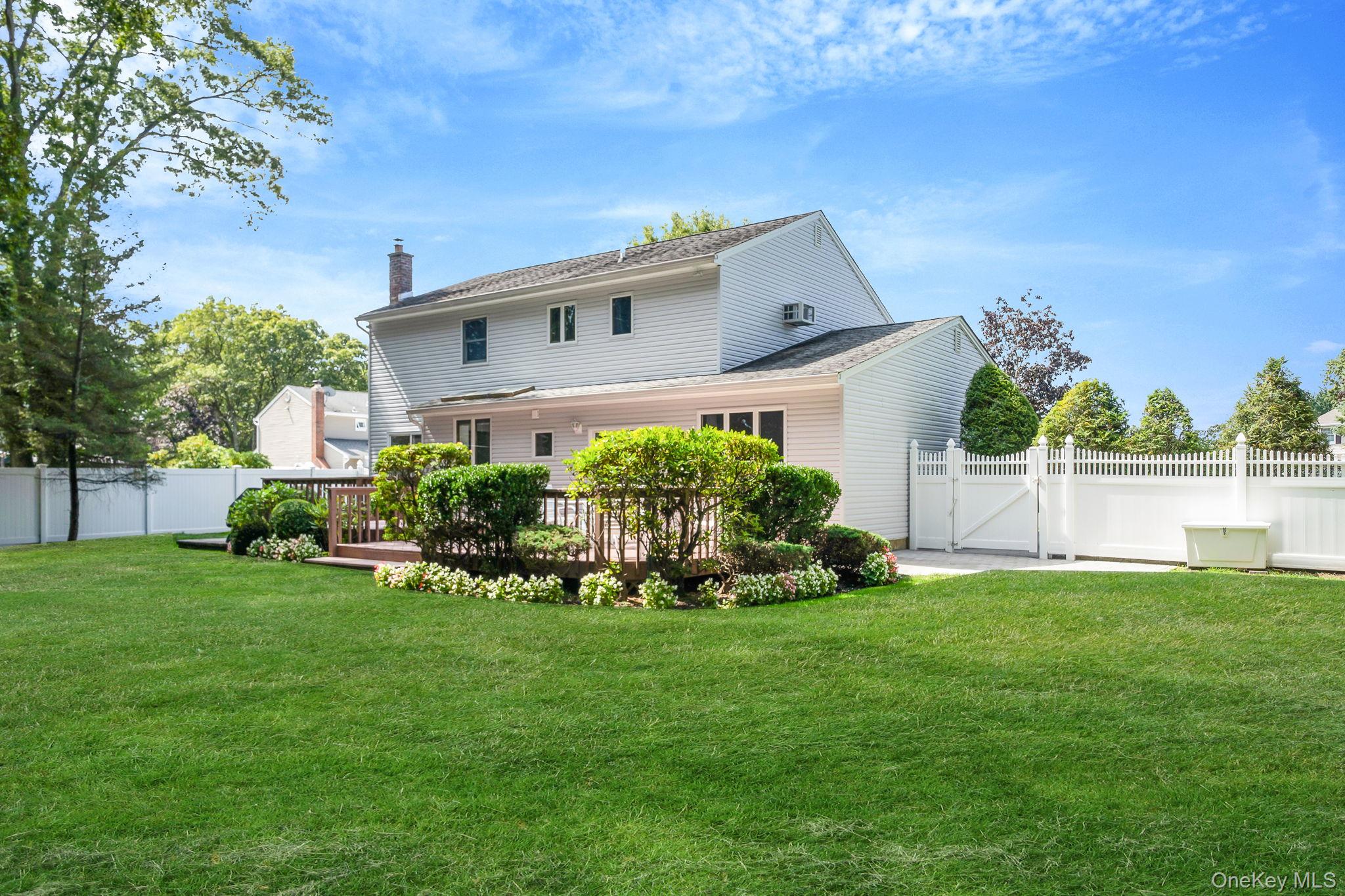 9 Lorraine Court, Smithtown, NY 11787