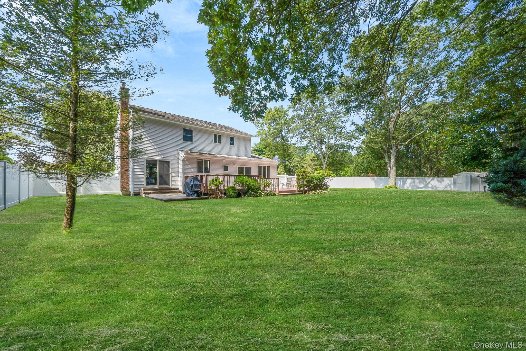 9 Lorraine Court, Smithtown, NY 11787