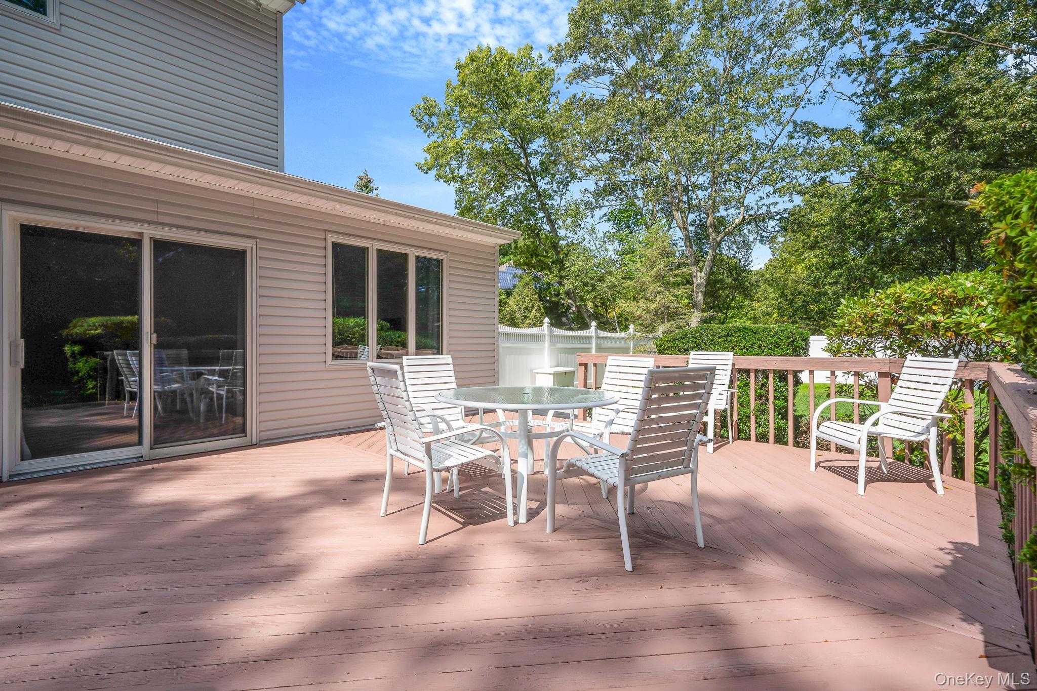 9 Lorraine Court, Smithtown, NY 11787