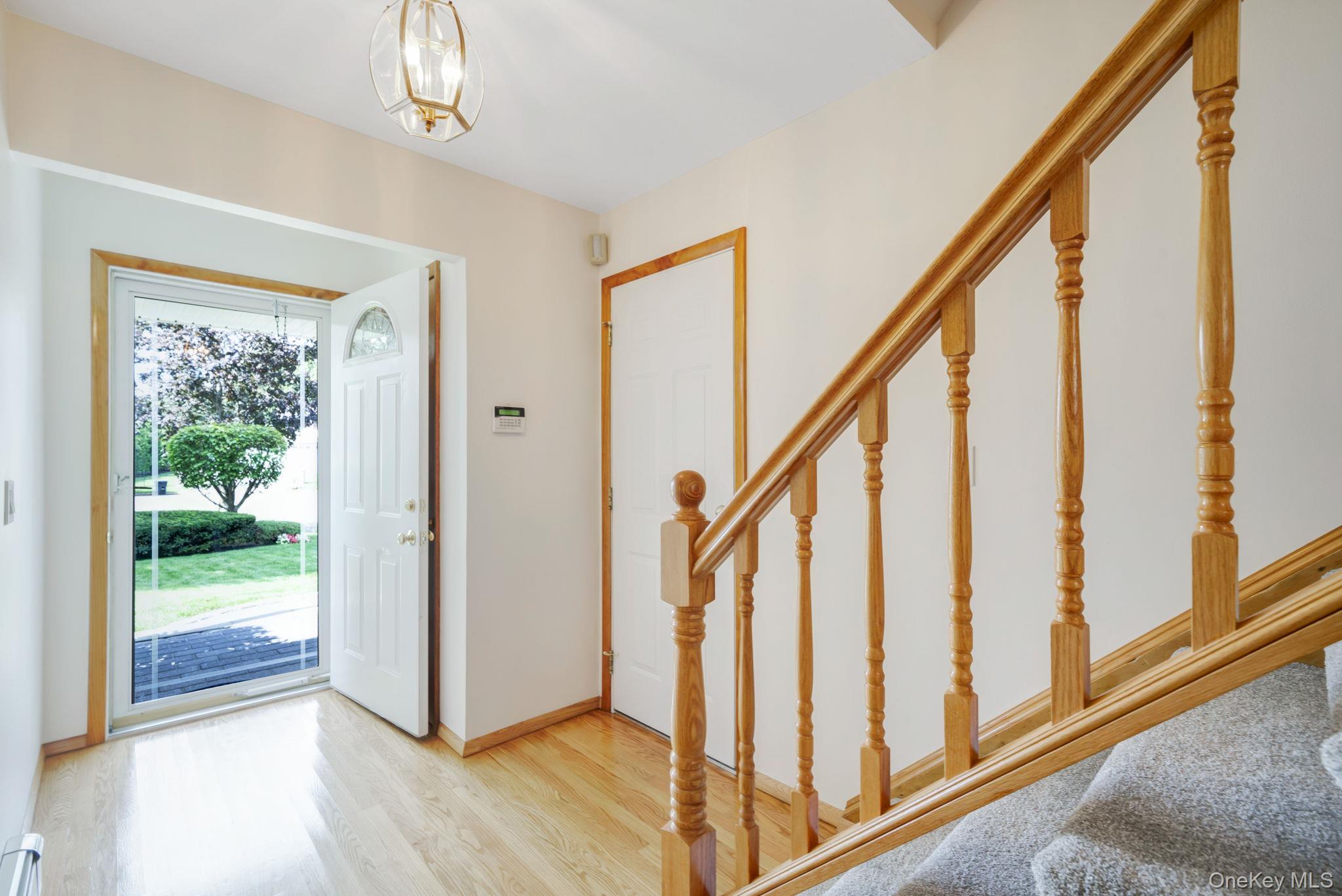 9 Lorraine Court, Smithtown, NY 11787