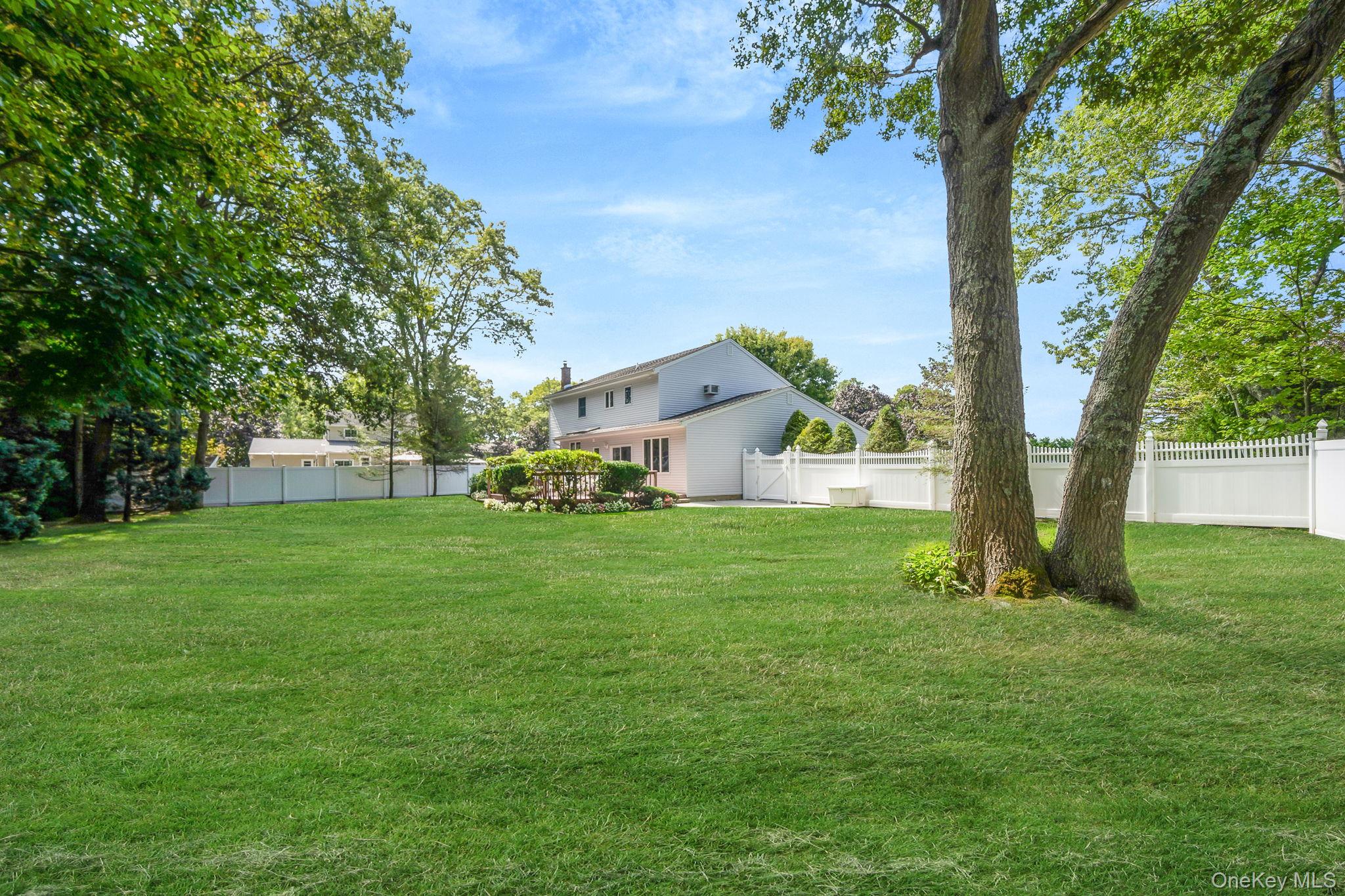 9 Lorraine Court, Smithtown, NY 11787