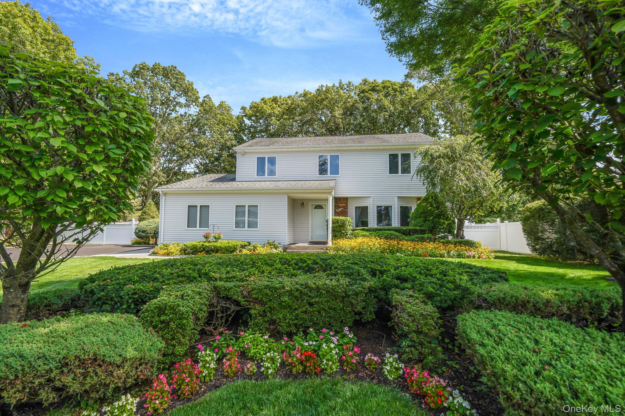 9 Lorraine Court, Smithtown, NY 11787