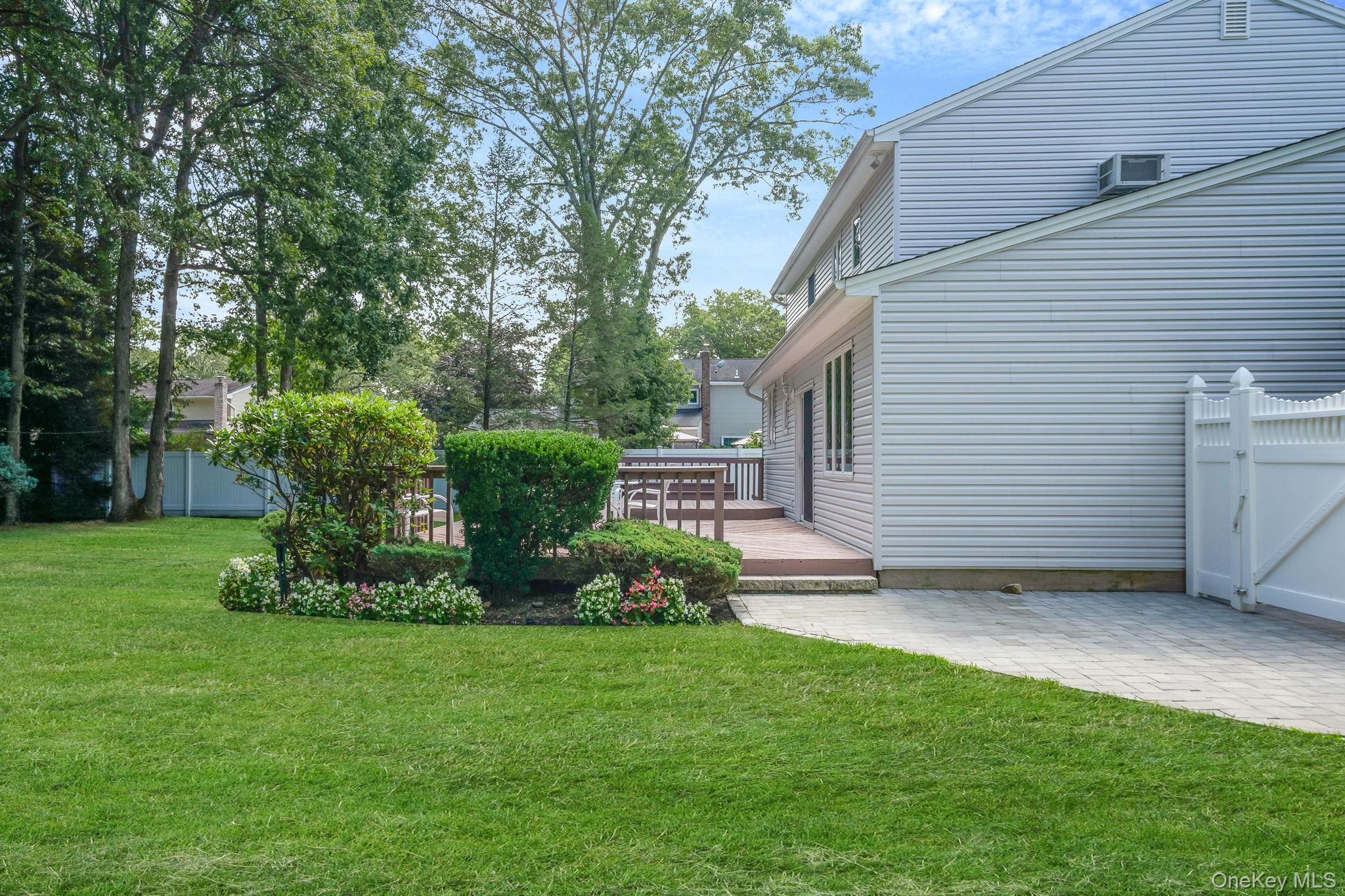 9 Lorraine Court, Smithtown, NY 11787