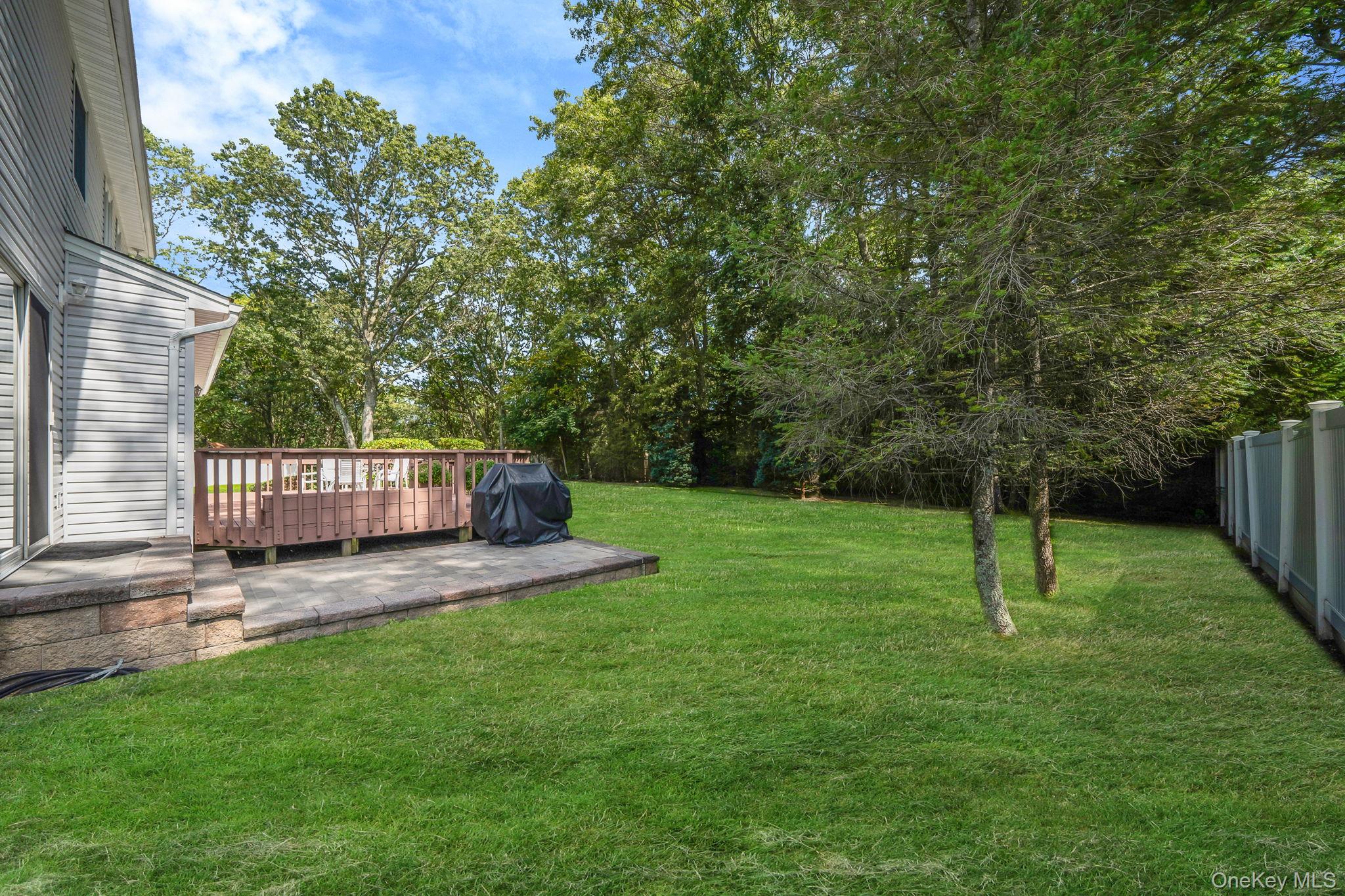 9 Lorraine Court, Smithtown, NY 11787