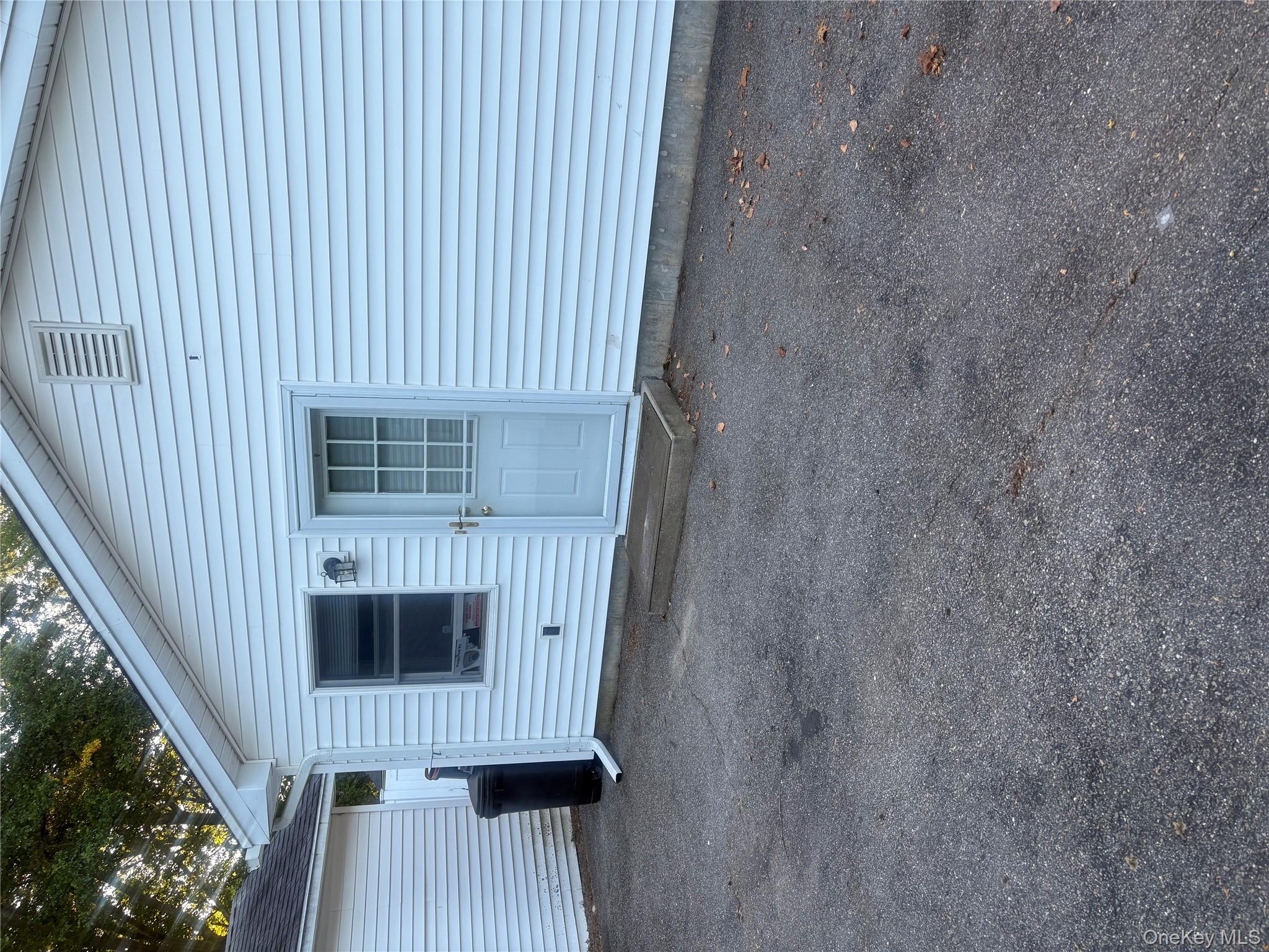 34 MARKWOOD Lane, East Northport, NY 11731