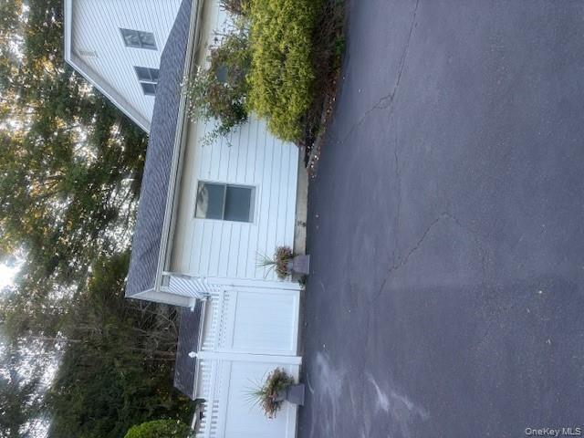 34 MARKWOOD Lane, East Northport, NY 11731