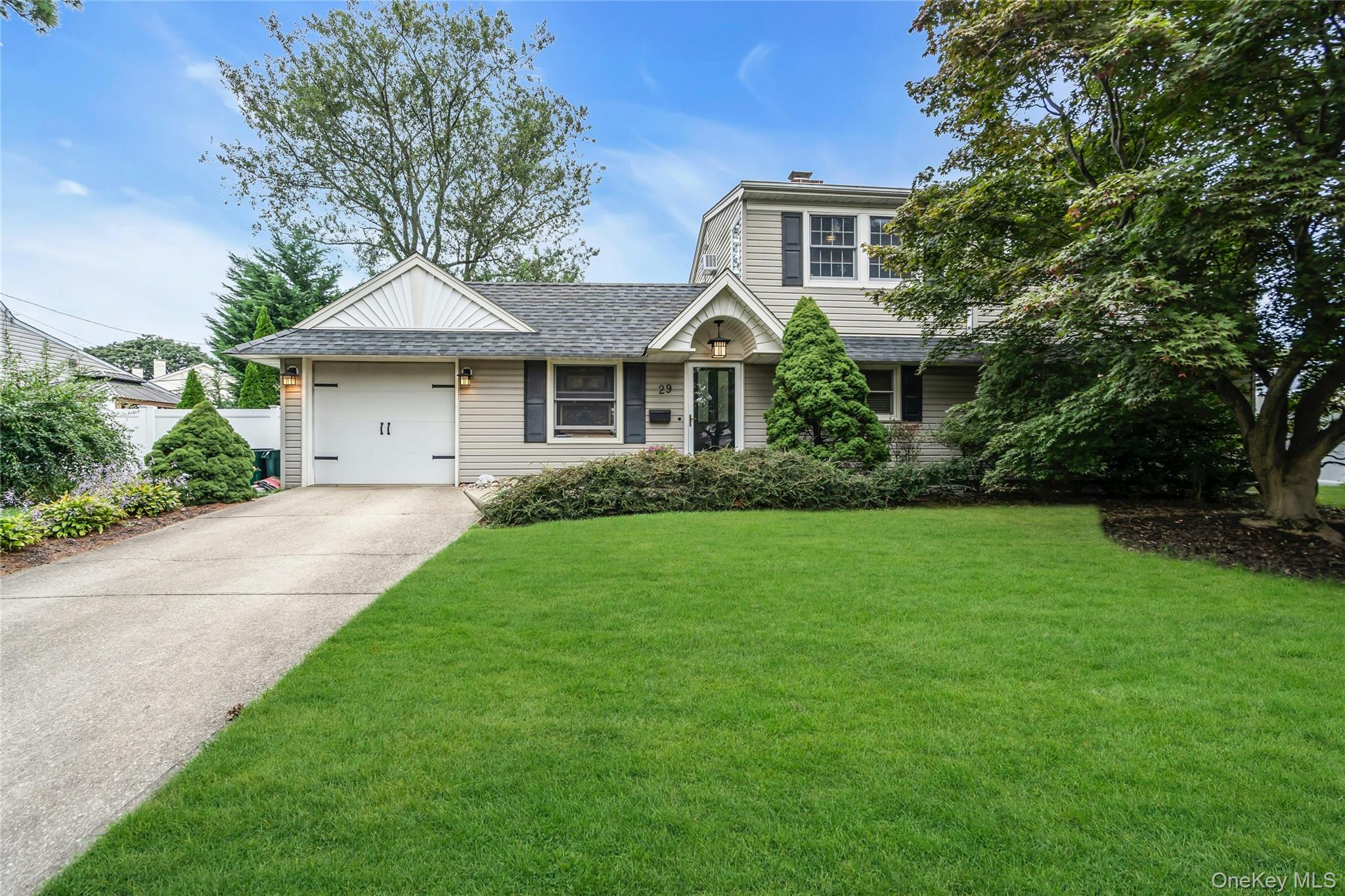 29 Crystal Lane, Westbury, NY 11590