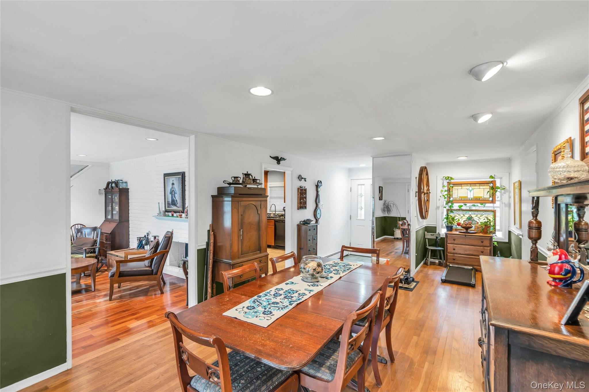 29 Crystal Lane, Westbury, NY 11590