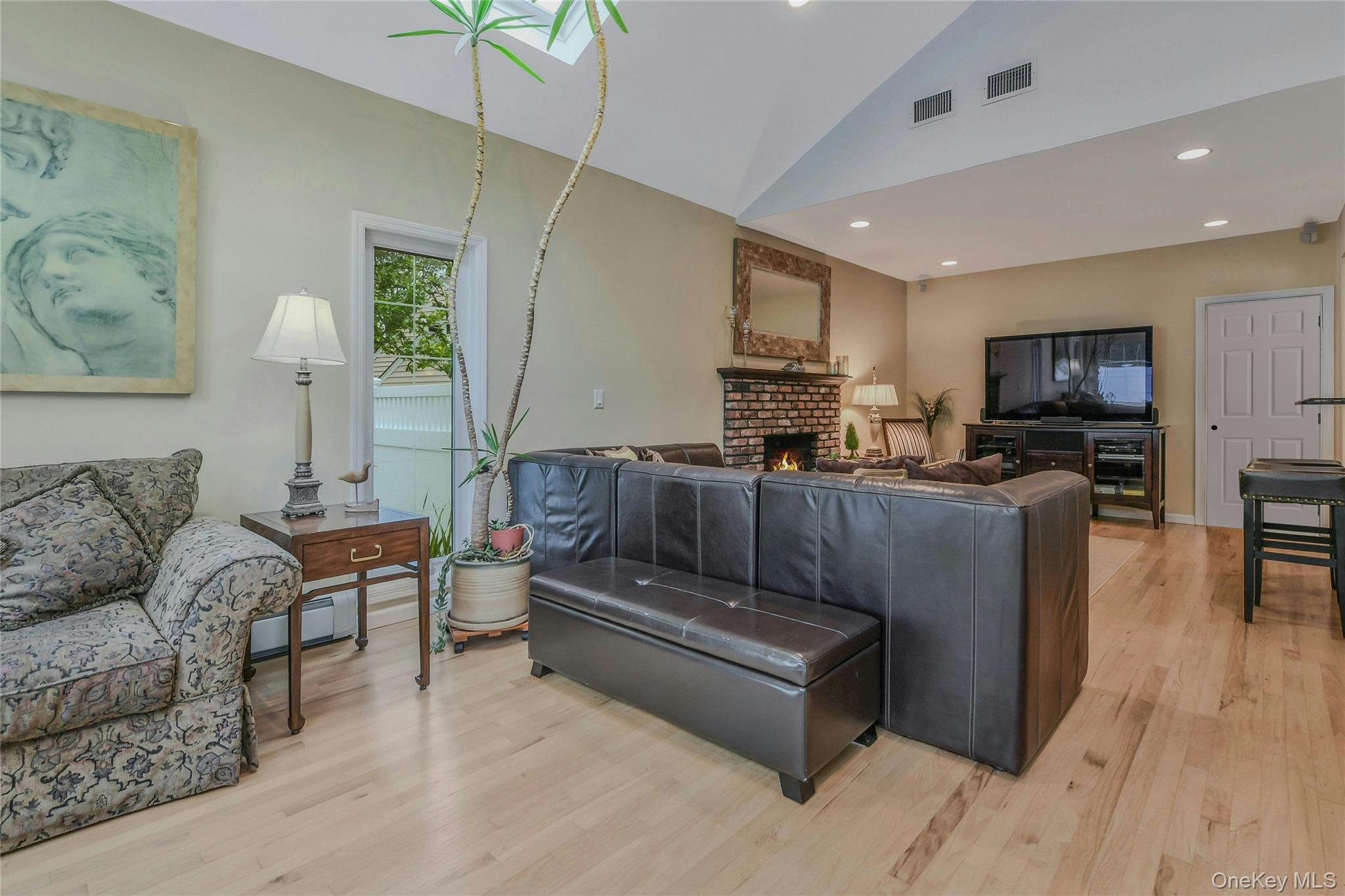 8 Gerek Avenue, West Islip, NY 11795