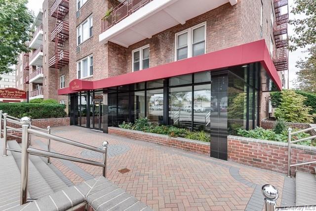 225 First Street # 2E, Mineola, NY 11501