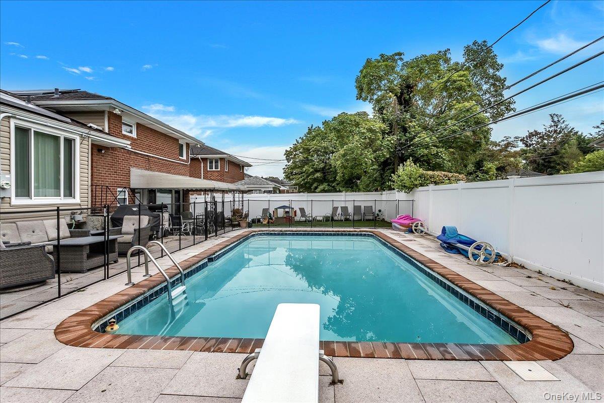 113 Northern Parkway W, Plainview, NY 11803