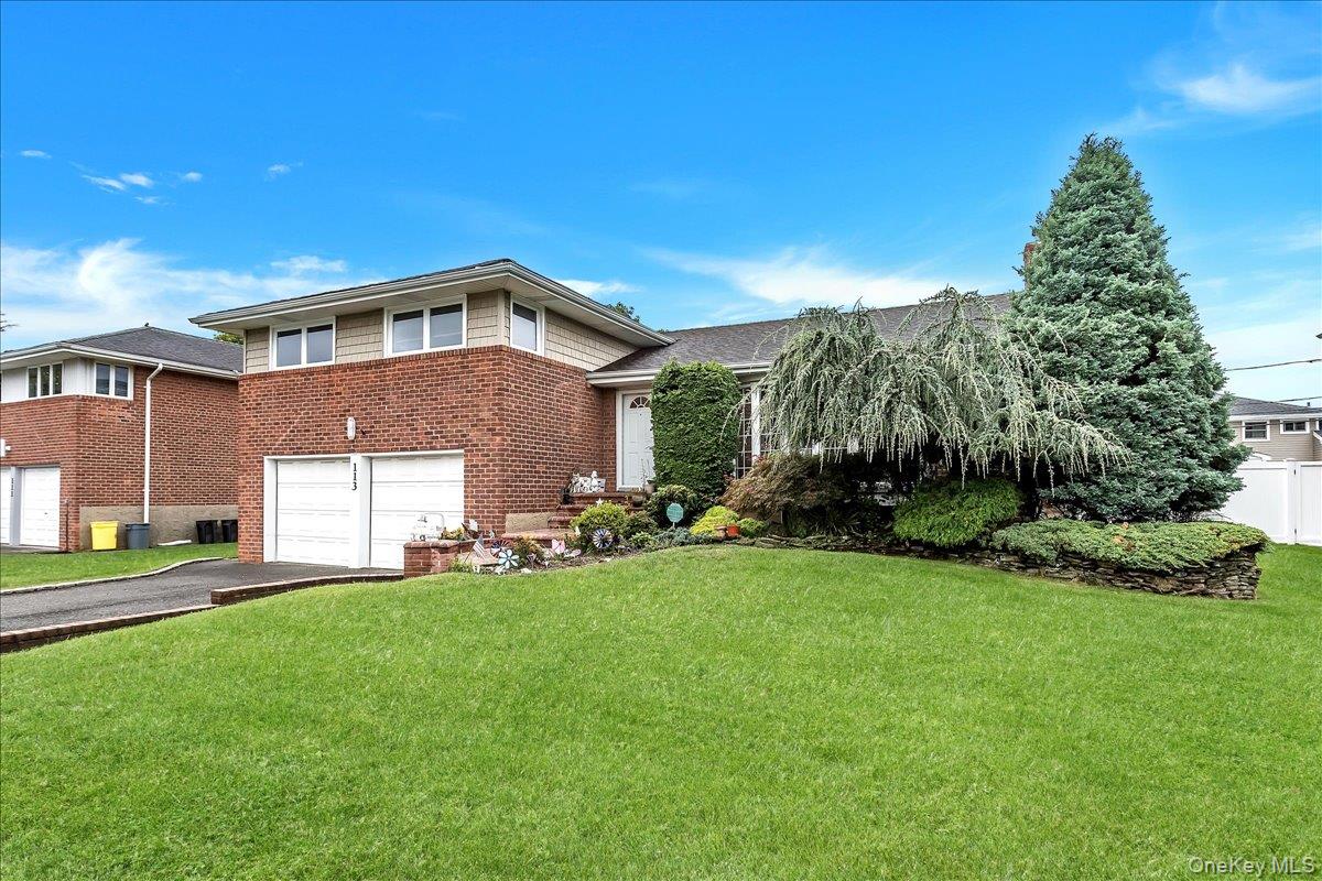 113 Northern Parkway W, Plainview, NY 11803