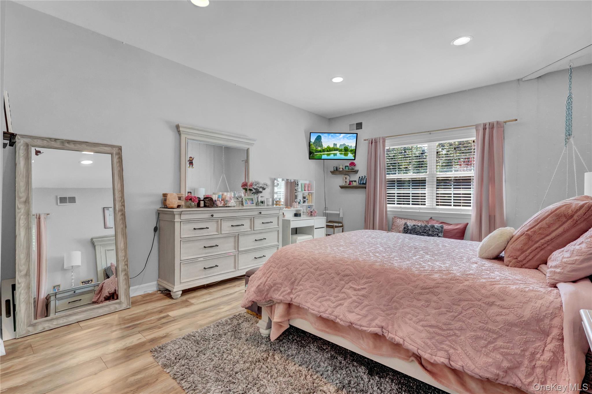 14 Daremy Lane, East Setauket, NY 11733